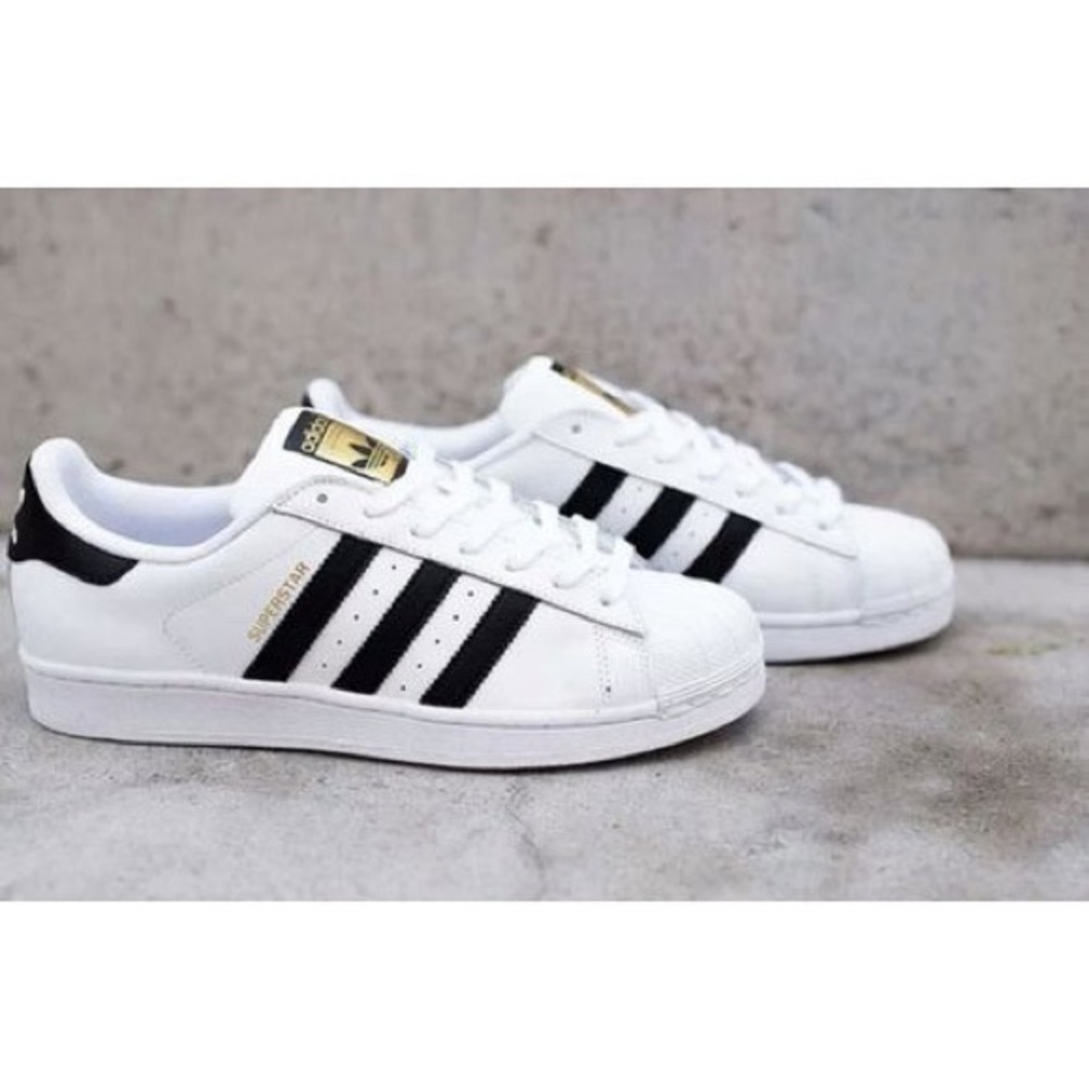 💕SOLD💕 Women’s Adidas super stars